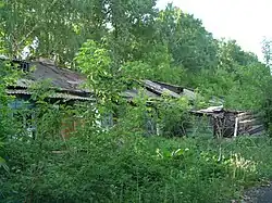 Ruïnes van arbeiderswoningen aan de Oelitsa Abyzov 4 in Kemerovo (2017). Aangewezen tot monument van regionaal belang.