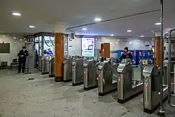 De poortjes in de stationshal