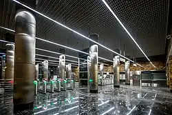 De stationshal met de lift tussen de toegangspoortjes