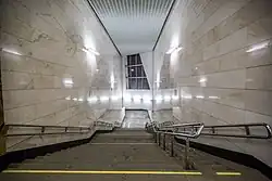 De trap tussen hal en perron