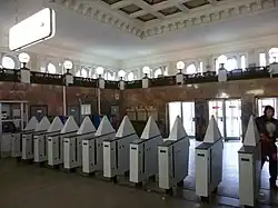 Interieur van een toegangsgebouw