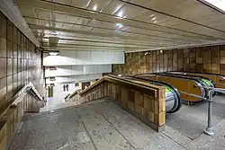 Tussen verdeelhal en perron