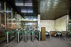 De uitgang bovenaan de roltrap in het stationsgebouw