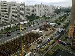 De bouwput tijdens de bouw van het station