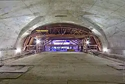 De bekistingsmachine achter een gereed deel van het gewelf