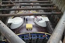 De bekistingsmachine met de gietvormen van het gewelf en de uitsparingen