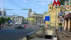 De noordelijke ingang aan de Oelitsa Marosejka