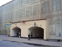 Het oostelijke toegangsgebouw in de Bogojavlenskistraat