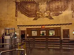 Het mozaïek boven de kassa ter viering van 30 jaar revolutie in 1947