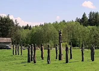 Gebeeldhouwde figuren in het Tsjoevasjische culturele complex "Parchatar", gelegen in het dorpje Baskaki, in het oosten van het nationaal park.