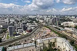 De bouwplaats tussen Jaoeza en het voorstadsstation