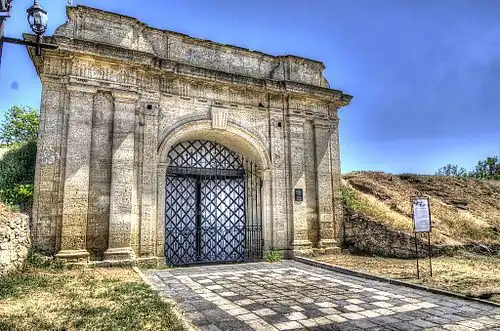 Oude toegangspoort van het fort