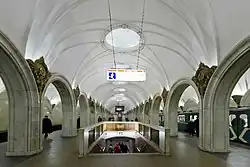 Middenhal met de trap voor de overstappers naar de ringlijn