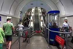 Onderaan de roltrappen