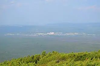 Gezicht op Berkakit vanaf de heuvel (sopka) Lysa