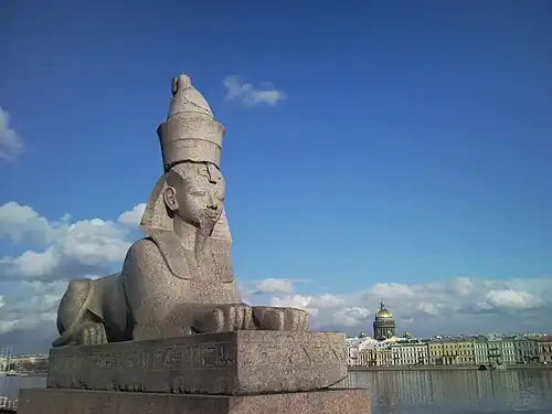 Een van de twee sfinxen van Amenhotep III bij de rivier de Neva in Sint-Petersburg