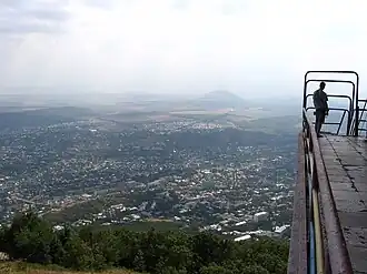 Gezicht op Pjatigorsk vanaf de berg Masjoek