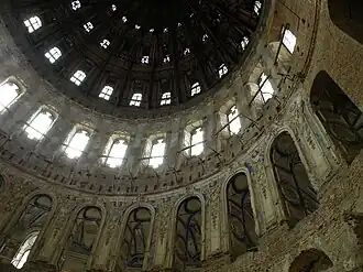 De nog niet herstelde koepel