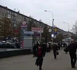 De toegang tot het station