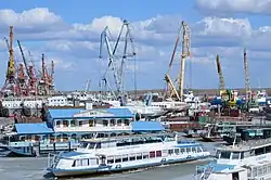 HAvenkranen en schepen in de haven