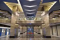 De lift in het midden van het perron