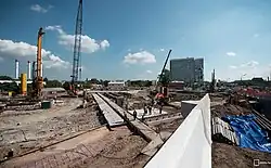 Het bouwterrein in augustus 2016 gezien vanaf de centrale ringlijn in oostelijke richting