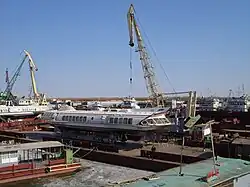 Draagvleugelboot op een droogdok in de haven