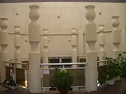 Binnenzijde van een van de torens van het station