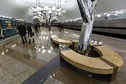 Bank van Karelisch berkenhout rond een van de gestileerde bomen