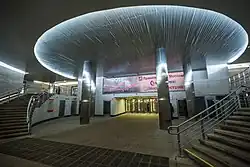 De zuidwestelijke verdeelhal met de deuren naar de voetgangerstunnel