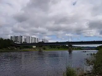 Autobrug over de rivier bij de stad Tynda