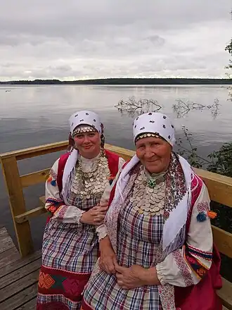 Oedmoerten in traditionele klederdracht (2017)