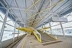 De trappen in het midden van het perron, buiten is de noordelijke toegang te zien