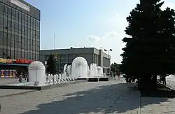 Fonteinen met stadsbestuur- gebouwen op achtergrond