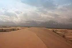 Hoge duinkam nabij de uitlopers van Kodar