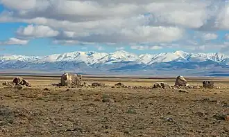 de site met het Koerajgebergte op de achtergrond