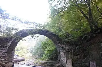 De brug "Sranotsi" komt uit de 13-14 eeuw. Het monument ligt over de rivier de Kirants.
