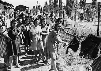 Opvarenden van de Haviva Reik in het interneringskamp Atlit.