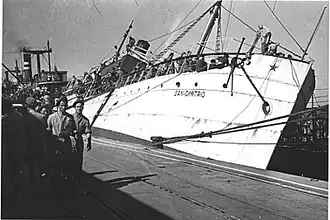 de gekapseisde Latrun in de haven van Haifa