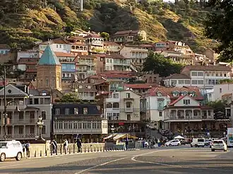Gorgasaliplein met de oude stad tegen de helling.
