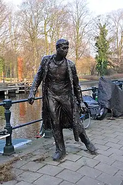 Drie figuren op straat (2001, detail), Amsterdam