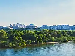 Gebouw gezien vanaf de Han-rivier