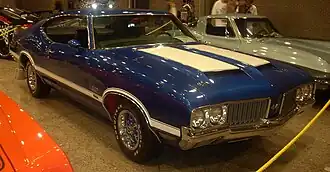 Een Oldsmobile 442 uit 1970 tijdens een autoshow
