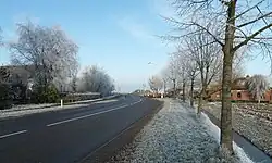 Gezicht op een aantal huizen bij 't Hoekje en de rotonde vanaf de Waardweg (Grijpskerk)