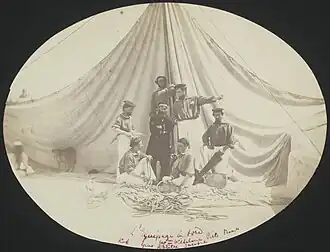 Groepsportret van kapitein en bemanningsleden van De Meeuw. Foto door Alexine Tinne, 1866.