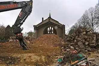 Kerk tijdens de sloop (2012)