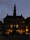 Het stadhuis in de avond