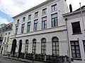 Huis met monumentale gepleisterde doristische gevel uit 1846 door de brusselse architect Henri Partoes