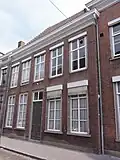 Huis met zeer eenvoudige empire gevel van rond 1800