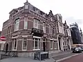 Driedubbel woonhuis, per pand bestaand uit een boven- en benedenwoning